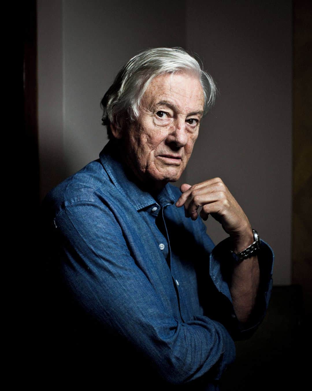 ルモンドのインスタグラム：「Verhoeven, libertaire exécrant le pouvoir et le dogmatisme, n’aura jamais marqué de faiblesse sur cette voie âpre et provocante, tenant tête aux raisons des systèmes que sa liberté finit toujours par exaspérer. « C’est une question de survie cinématographique, précise-t-il. J’ai quitté la Hollande non pas parce que je voulais aller aux Etats-Unis, mais parce que j’y avais du succès et que le Fonds de soutien néerlandais considérait, pour cette raison même, que mes films n’étaient pas de l’art. Puis j’ai quitté Hollywood parce que les studios voulaient m’assigner à la science-fiction et que je n’avais pas envie de passer ma vie à diriger des effets spéciaux. »⁣ ⁣ Vivant depuis plusieurs années entre Los Angeles, La Haye et Paris, le Hollandais volant sera donc passé par d’électrisants débuts nationaux (Turkish Délices, 1973 ; Spetters, 1980), un tonitruant magistère hollywoodien (Robocop, 1987 ; Total Recall, 1990, Starship Troopers, 1997), puis un flamboyant, mais fort bref retour en grâce dans son pays avec Black Book (2006), histoire d’une résistante juive qui séduit un capitaine SS durant l’occupation des Pays-Bas. De quoi se ramasser à chaque plan, mais le réalisateur, une fois de plus, s’en tire par le haut.⁣ -⁣ ⁣ Paul Verhoeven, en avril 2016, à Paris. Photo : @edouardcaupeil」