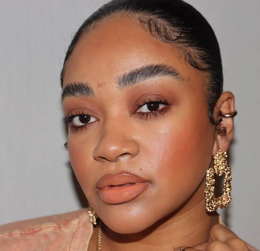 Anastasia Beverly Hillsさんのインスタグラム写真 - (Anastasia Beverly HillsInstagram)「Brow BOSS. 🤯🤯🤯 @simplydianajay slays the brow game with a full, feathered, and laminated look using #AnastasiaBeverlyHills Brow Freeze styling wax.  Why do we ❤️ Brow Freeze? Its long-lasting hold keeps your look until you decide to remove it. Its clear, waterproof formula is universal for every hair color and skin tone. Plus, like all of our products - it's vegan and cruelty-free.」2月17日 4時36分 - anastasiabeverlyhills