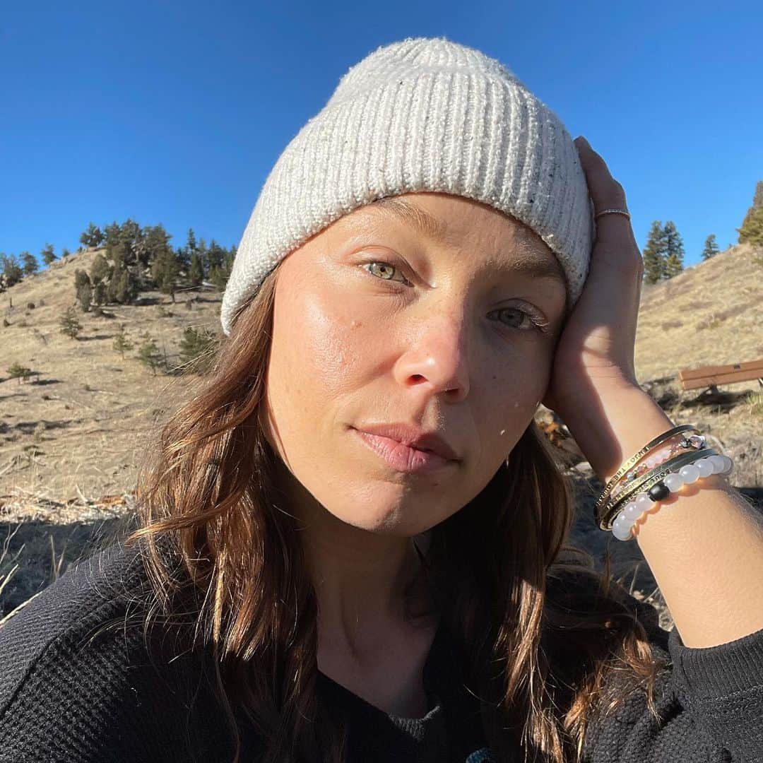 Nicole Mejiaのインスタグラム：「Where am I led when I tap into my true power?  To the notebook. To the page.  That flow of power unlocks the doors hiding my wild deep heart. It unshackles the chains around my free and fluttering mind.  But what of this box that I’ve been fashioning myself to fit neatly inside?  How can I abandon what I’ve worked on for so many years? How can I leave it behind?  “Wrong question,” I hear myself say.  The right one is: “knowing what I now know, how could I ever stay?”  🕊   #justsomethoughts after reading a powerful excerpt this morning out of @glennondoyle’s “Untamed”.」