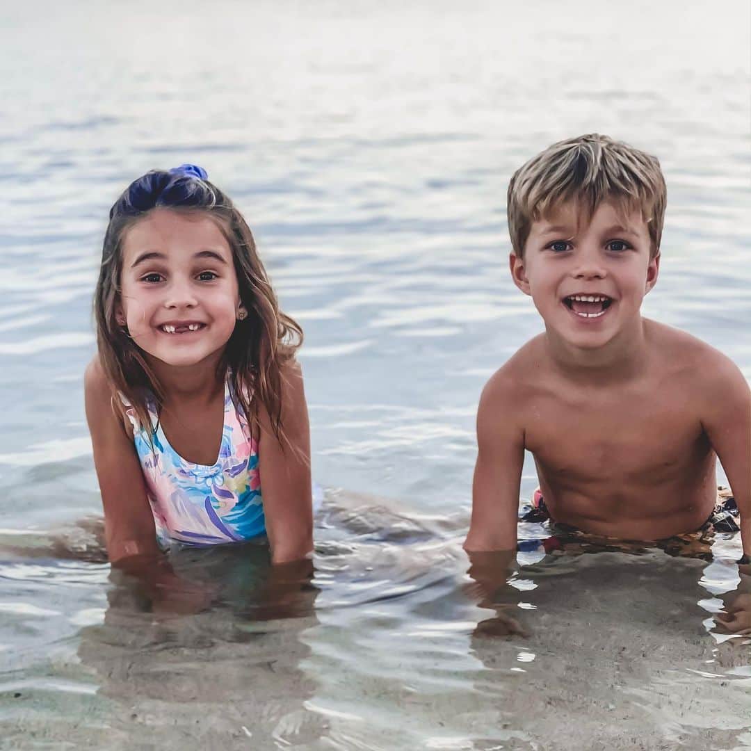 のインスタグラム：「Coolest big sister and big brother」