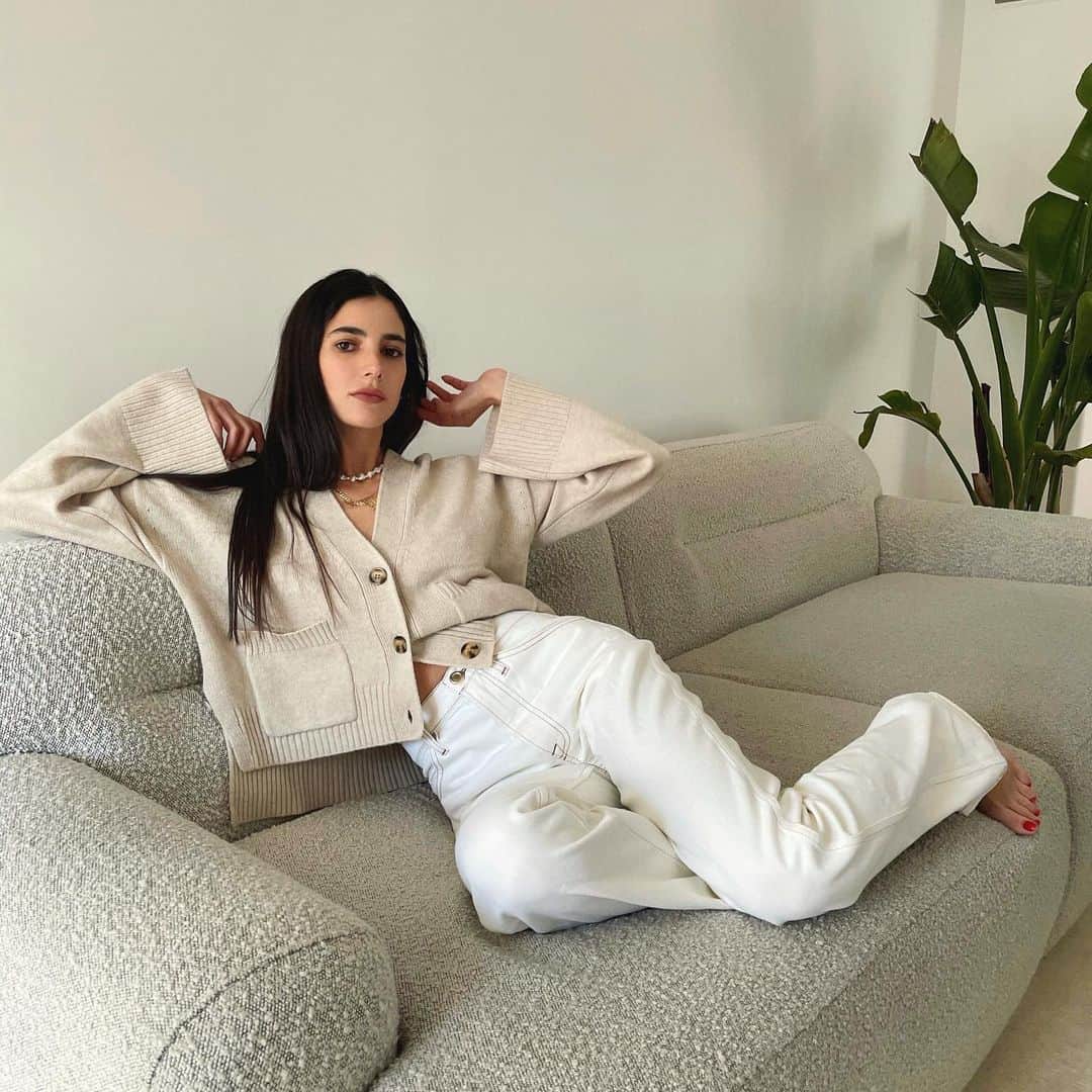 ローレン・ペルツのインスタグラム：「Going live for the first time today with @frame at 6 est/3 pst :)  Im nervous so be nice back! :)」