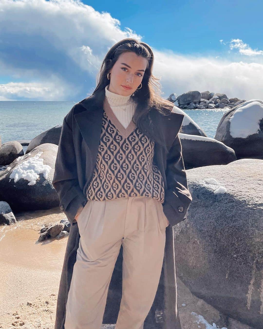 ジェシカ・ジェーン・クレメントのインスタグラム：「Posted a very much requested haul on YouTube! I included some of my favorite recent purchases, including this stunning(and affordable) coat that I never want to take off. 🥺 (link in bio of course)」