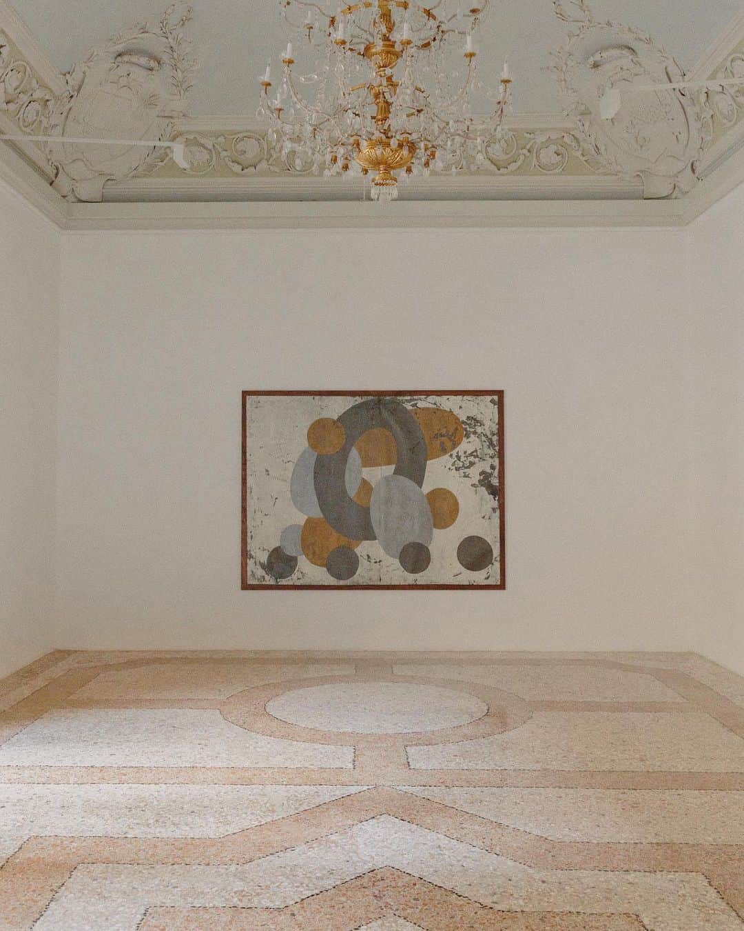 C E R E A Lのインスタグラム：「Massimo De Carlo’s Lombardia gallery is housed in Casa Corbellini-Wassermann, one of Milan’s finest examples of rationalist architecture; across town, the gallery’s first Milanese location, Belgioioso, occupies the former library of an 18th century neoclassical palazzo. “Massimo De Carlo wanted to challenge artists to work in very charged spaces, both historically and visually, to build new conversations with history and with architecture and, in this specific case, the history of Milan,” notes Flavio Del Monte, a long-time curator at the gallery.  Between Past and Future: Massimo De Carlo Gallery, Milan  Read the full story via the link in bio.  📷: @_marinadenisova_ 🖊: @lauramaytodd   #massimodecarlogallery #milan」
