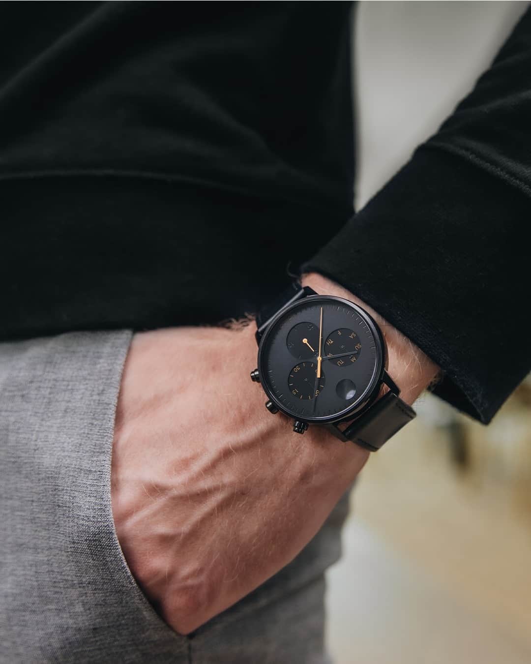 モバードのインスタグラム：「Orange is the new black. Discover the #MovadoFace collection today, exclusively available on Movado.com.」