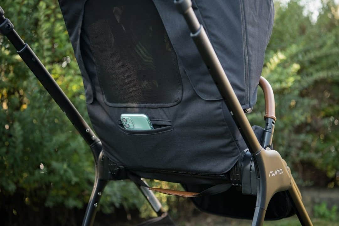 nunaさんのインスタグラム写真 - (nunaInstagram)「🔔 Tip Tuesday: Did you know about this pocket on the Nuna TRIV stroller? 🤫   This pocket is perfect for quick access to your phone or keys so you can keep your busy hands free 😯」2月17日 4時53分 - nuna_usa