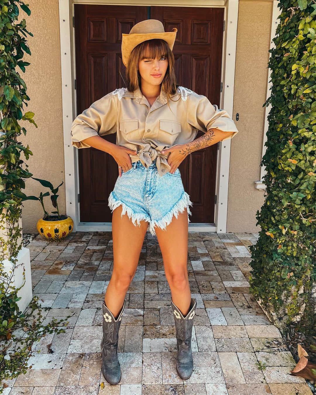 Emily Zeckさんのインスタグラム写真 - (Emily ZeckInstagram)「- This town ain’t big enough for the two of us 😤🤠 (me @ myself) swipe to see the progression of this intense duel. Photo #6 gets REAL. OUTFIT DETAILS: Shirt and boots - @electric_hive Shorts- @tacoolavintage Hat- @scoutshonorvintage SUNGLASSES- Amazon.. I think.. I’ll double check with my sister 😂」2月17日 4時55分 - thatpineapplegirl