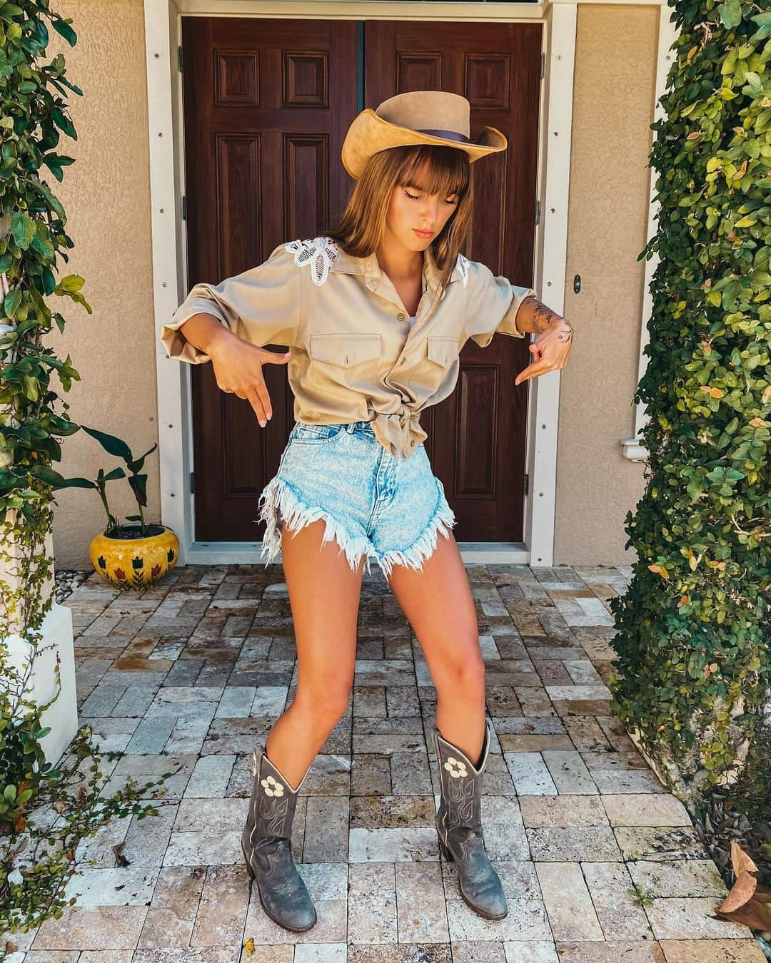 Emily Zeckさんのインスタグラム写真 - (Emily ZeckInstagram)「- This town ain’t big enough for the two of us 😤🤠 (me @ myself) swipe to see the progression of this intense duel. Photo #6 gets REAL. OUTFIT DETAILS: Shirt and boots - @electric_hive Shorts- @tacoolavintage Hat- @scoutshonorvintage SUNGLASSES- Amazon.. I think.. I’ll double check with my sister 😂」2月17日 4時55分 - thatpineapplegirl