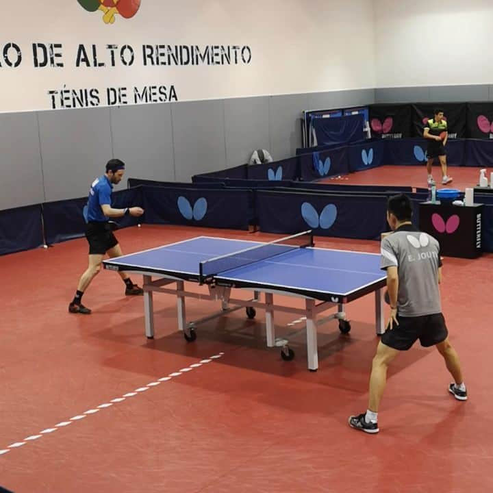 ジョアン・モンテイロのインスタグラム：「A mix between 2-2 and falkenberg exercise with @ericzeras 🇵🇹🇧🇷🏓🦵🤜🏻🤛🏻 @butterflyttofficial  @academy.t.t.portugal #practice#tabletennis#footwork」