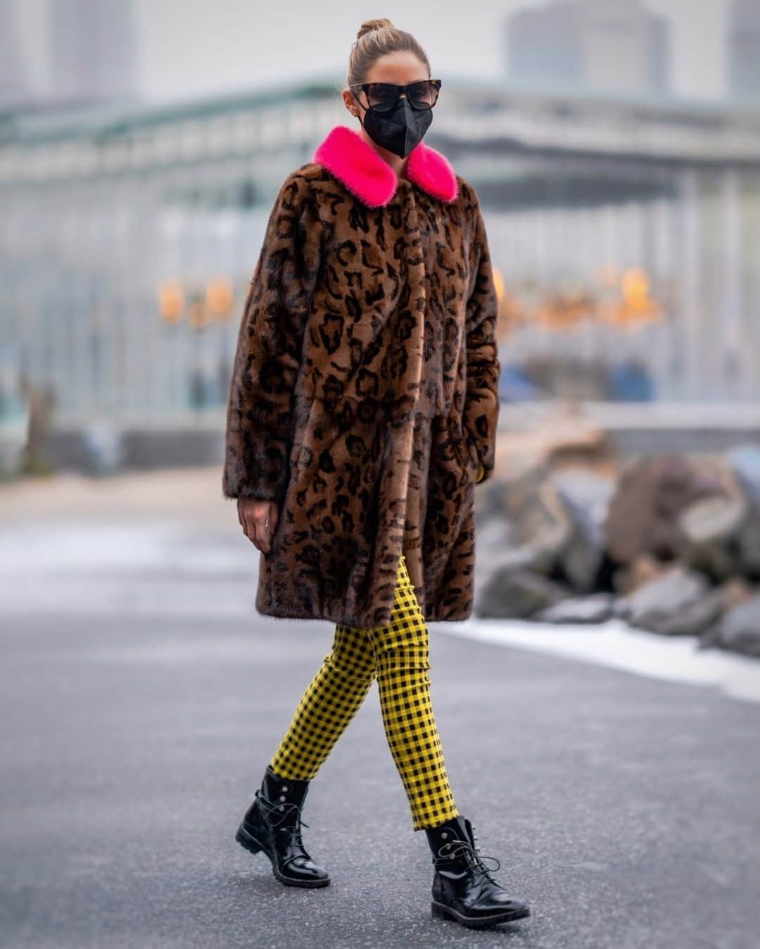 オリヴィア・パレルモのインスタグラム：「Breaking out the neon and prints to celebrate #MardiGras today 📿🎺🎭🚃 More on playing with patterns at the link in my bio! #styledbyOP」