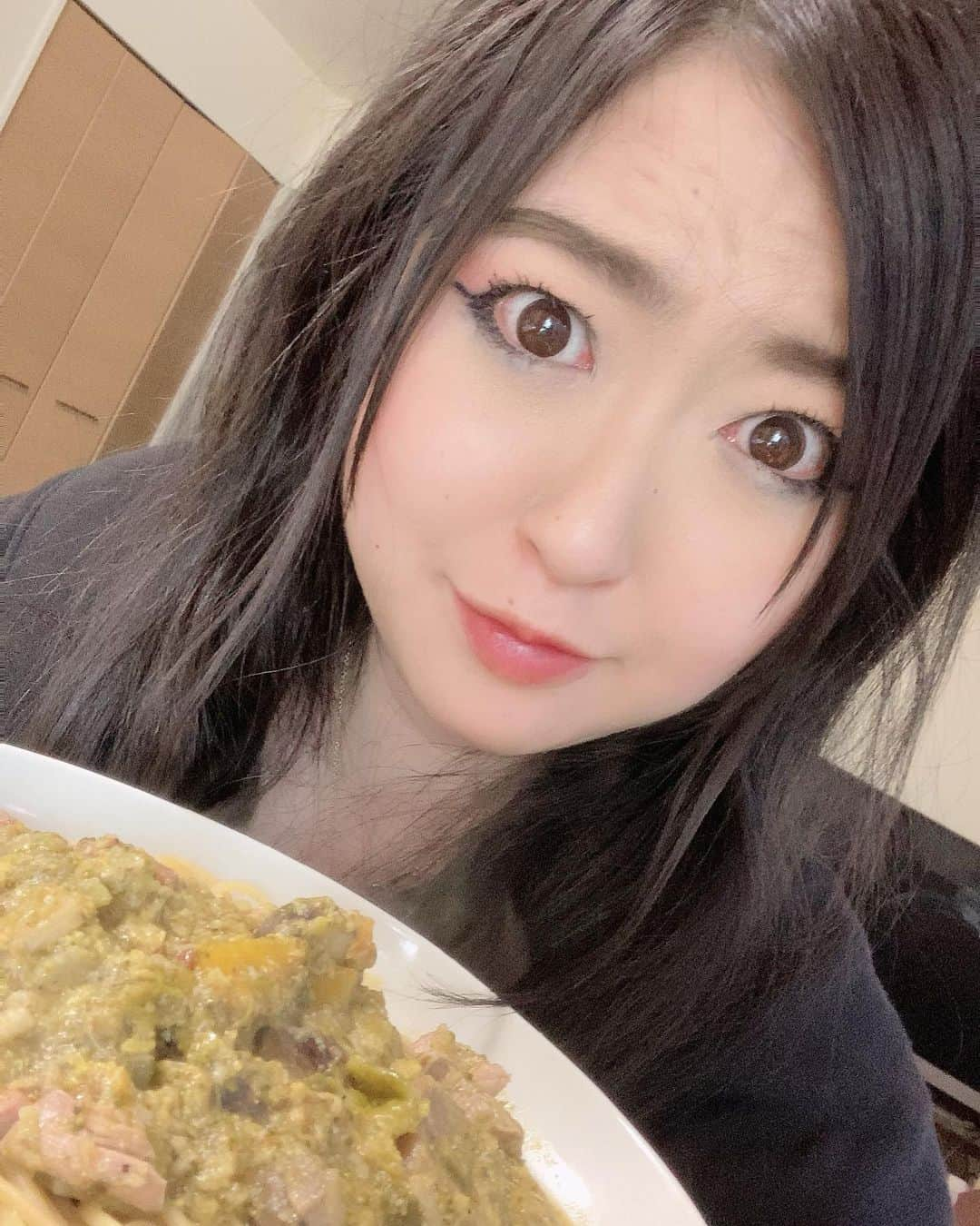 雪見ほのかのインスタグラム：「豆でできているパスタ ZENBヌードルをタクシー広告で見て即買い！ 昨夜届いてたので、余ってた野菜スープをかけてスープパスタにしてみました✨ 普通に美味しかったし、食感もよいです✨ これはタンパク質豊富だから、グルテンフリーパスタよりさらに痩せるかも？！💛 これから欠かせない食材になりそうです💛 …… …… #zenb #ゼンブヌードル #グルテンフリー #glutenfree #スープパスタ #パスタ #おうちごはん #朝ごはん #手料理#自炊#自撮り」