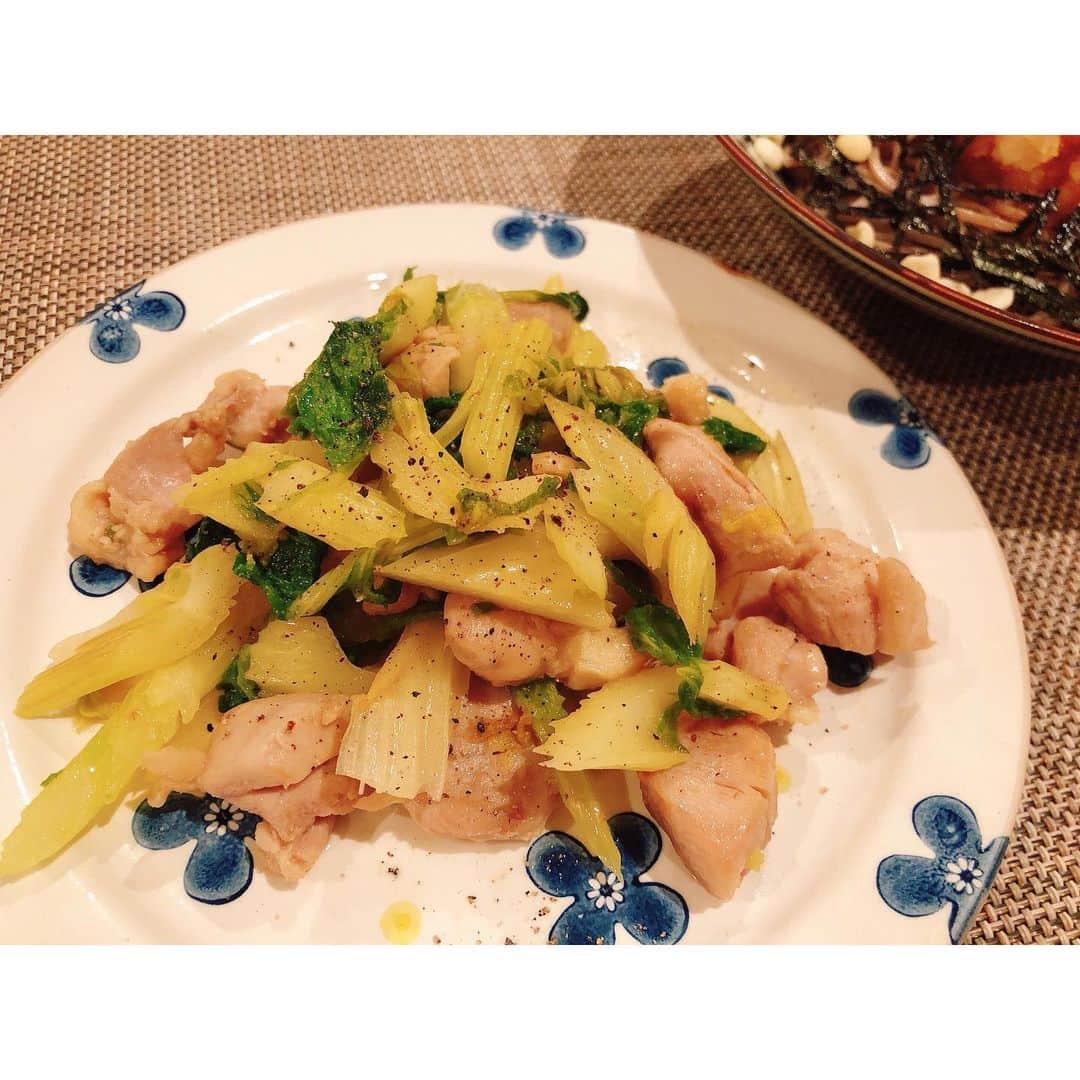 林美沙希さんのインスタグラム写真 - (林美沙希Instagram)「セロリが安く手に入ったので、 鶏肉と塩炒めに🍴  #セロリ #鶏肉 #最後に #ブラックペッパー #かければいいと思っています #みさきっちん #簡単料理」2月17日 10時25分 - misaki0hayashi