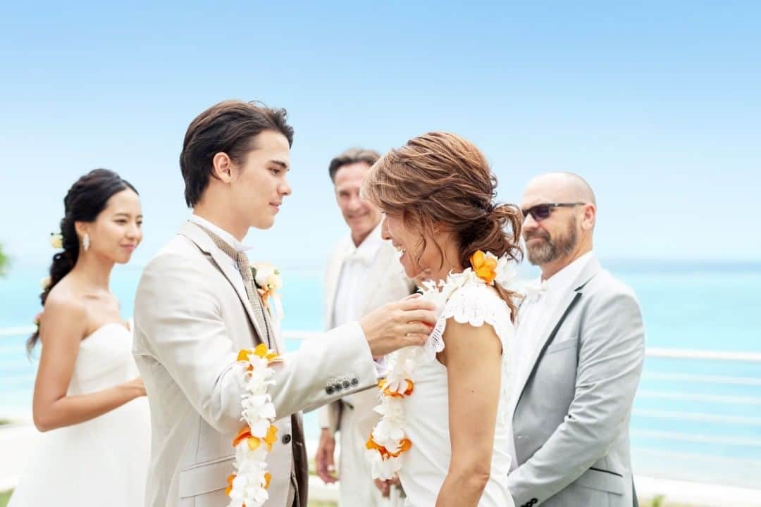 のインスタグラム：「大切な人たちへ感謝の気持ちを込めて。。。 #ワタベウェディング#グアムウェディング#ルースデアモールチャペル#卒花嫁 #バージンロード #花嫁diy#全国のプレ花嫁と繋がりたい#2021春婚 #2021秋婚#2021冬婚#2021夏婚 #海外挙式#ウェディングソムリエアンバサダー#おしゃれ花嫁#ウェディングフォトグラファー #プレ花嫁 #レイ #ウェディングニュース #ウェディング#instapic#instagood#instagram#wedding#guamwedding#watabewedding#2021#sdgs #photooftheday #love」