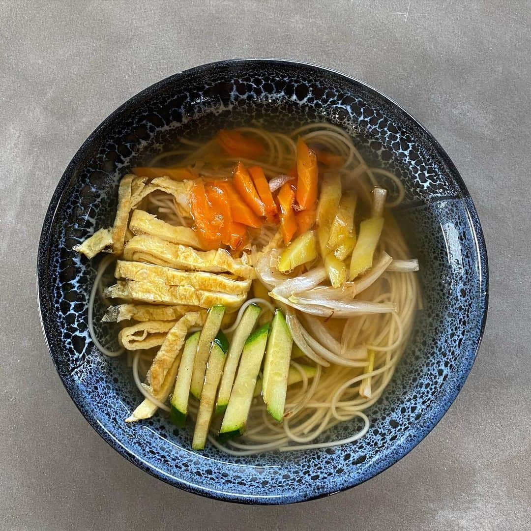 Jenn Imさんのインスタグラム写真 - (Jenn ImInstagram)「Janchi Guksu (Korean Noodle Soup) has been my go to lunch these days. I never realized how easy it was to prepare until my mom showed me last month. 🍜 ⠀ INGREDIENTS⠀ • somen noodles⠀ • handful of dried anchovies⠀ • 2 inch  dried kelp⠀ • 3 dried shiitake mushrooms⠀ • 1 tbsp soy sauce⠀ • 1/4 zucchini⠀ • 1/4 carrot⠀ • 1/4 onion⠀ • 1 egg ⠀ ⠀ INSTRUCTIONS⠀ ➀ Boil the dried anchovies, kelp and mushrooms for 15 minutes to create the broth⠀ ➁ Julienne the zucchini, carrot and onion⠀ ➂ Saute all the veg on a pan.⠀ ➃ Beat the egg and fry. Once it’s cooked, roll it up and slice it it⠀ ➄ Add soy sauce to the broth⠀ ➅ Cook the somen noodles in the broth. Should take 3-5 minutes. ⠀ ➆ Serve and most importantly enjoy~」2月17日 10時26分 - imjennim