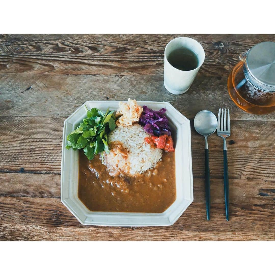 高山都さんのインスタグラム写真 - (高山都Instagram)「おはカレー🍛 冷蔵庫整理を朝からせっせとしていたら、ちゃんとお腹が空いた。 そろそろ、本気で引っ越し準備のことを考えねば…と、起きて早々にガチャガチャ始めた水曜日。 先日残りを持ち帰らせてもらって冷凍してた #アベクミコ さん　@peaceful1024 のカレーを玄米と残った副菜と合わせて。 追いパクチー最高。 うつわは久々に使った #伊藤環 さんのもの。 ほんとうに我が家に片付けの妖精来てくれへんかなー🧚‍♂️」2月17日 10時30分 - miyare38