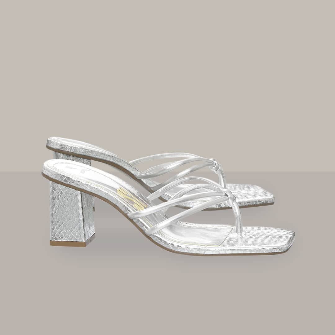 Santa Lollaのインスタグラム：「Must have no closet da mulher moderna, o flip flop com salto agrega valor com sua pegada fashionista e promete permanecer como hit por várias temporadas. O glamouroso acabamento metalizado garante o toque glam ao modelo e marca presença nas produções do dia à noite. [ R$149,90 cada ] #santalollaverao21 #shiny #heeledflipflops」