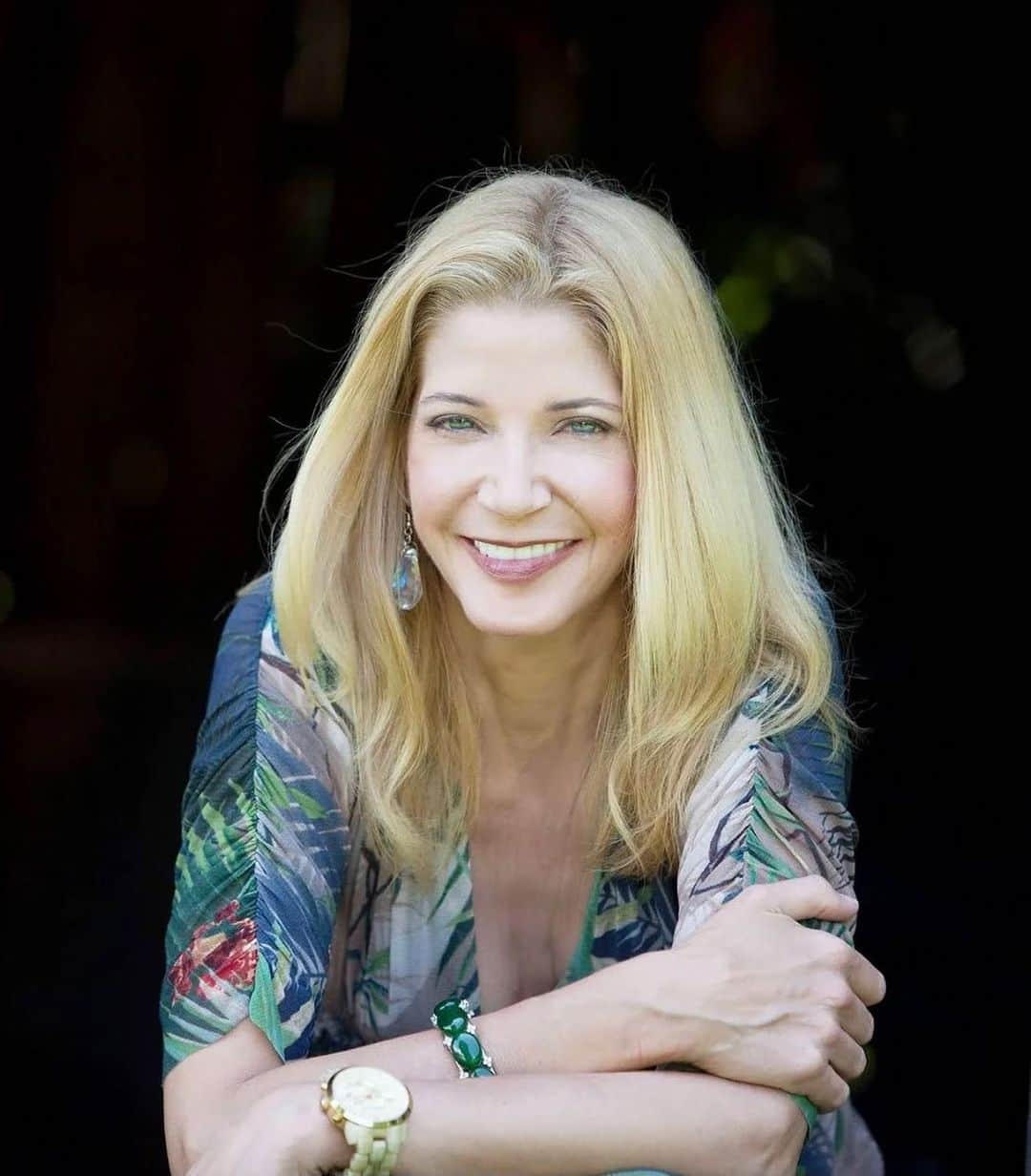 ニコールミラーのインスタグラム：「Tune in tonight at 6:30 EST for an IG Live with @candacebushnell! Chatting all about our pre-pandemic trip to Thailand with @pfro and Candace’s amazing books! Can’t wait!」