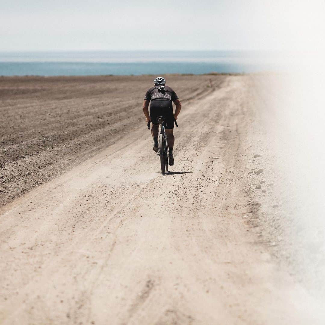 Shimanoさんのインスタグラム写真 - (ShimanoInstagram)「Talented photographer @Creedub shares how to take better photos on the bike and how to capture your cycling story through intentional lighting, exposure, framing, and composition. Click the link in our bio to read more 📸  #RideShimano #ShimanoRoad」2月17日 5時10分 - rideshimano