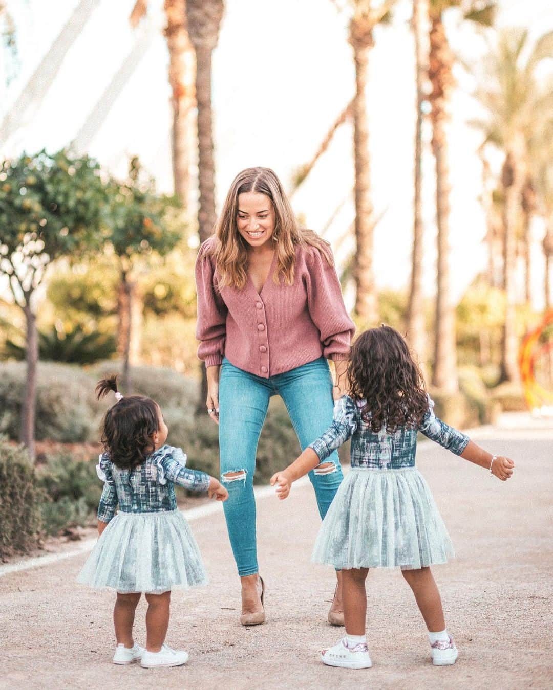 ジェマ・マリンのインスタグラム：「As a mother of two girls I am very clear that the type of women they will be in the future depends a lot on what they live in their day to day, not allowing anyone to disrespect me so that they never see it as something normal, and  growing up in an environment where equality between men and women is common, has always been and will be essential when making my decisions. For me, among other things, being a mother has meant becoming the type of woman that I want my daughters to be tomorrow, free women, independent, and capable of achieving what they set out to do without needing the permission of any man.   Como madre de dos niñas tengo muy claro que depende mucho de lo que vivan en su día a día el tipo de mujeres que serán en el futuro, no permitir que nadie me falte el respeto para que ellas nunca lo vean como algo normal, y que crezcan en un ambiente donde la igualdad entre hombre y mujer sea lo común, siempre ha sido y será primordial a la hora de tomar mis decisiones.  Para mi, entre otras cosas, ser madre, ha supuesto convertirme en el tipo de mujer que quiero que sean mis hijas sean el día de mañana, mujeres libres, idependientes, y capaces de conseguir lo que ellas se propongan sin necesitar el permiso de ningún hombre ❤️  #womenempowerment  #womensupportingwomen #womenpower #betheexample #respeto #igualdad #empoderamiento」