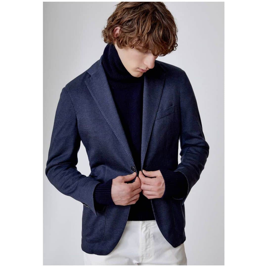 アルテアのインスタグラム：「Altea FW20  Our comfiest blazer ever, cut from a Lyocell and cashmere super light jersey, printed to reproduce the look and texture of a classic woven fabric. It looks as good as any blazer in your wardrobe, but feels like your favourite pyjama.  Tencel is a vegetable fibre that's incredibly soft and with a much smaller carbon footprint than most fibers. So it's kind to your skin, and to the environment, too. Made in Italy, of course.  #alteamilano #sustainablefashion#tencel #cashmere#comfy #madeinitaly」