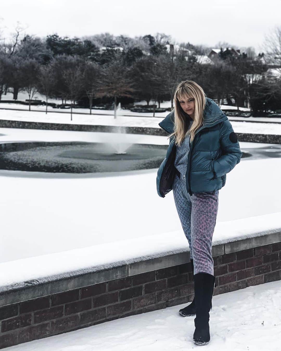 ジェネビーブ・モートンのインスタグラム：「Venturing out into the snow ❄️ today. There is another snow storm coming through apparently. So, we decided a walk to the store would be in order, to get some fresh air and few supplies. I’m hoping to build a snowman after the next snow ⛄️」