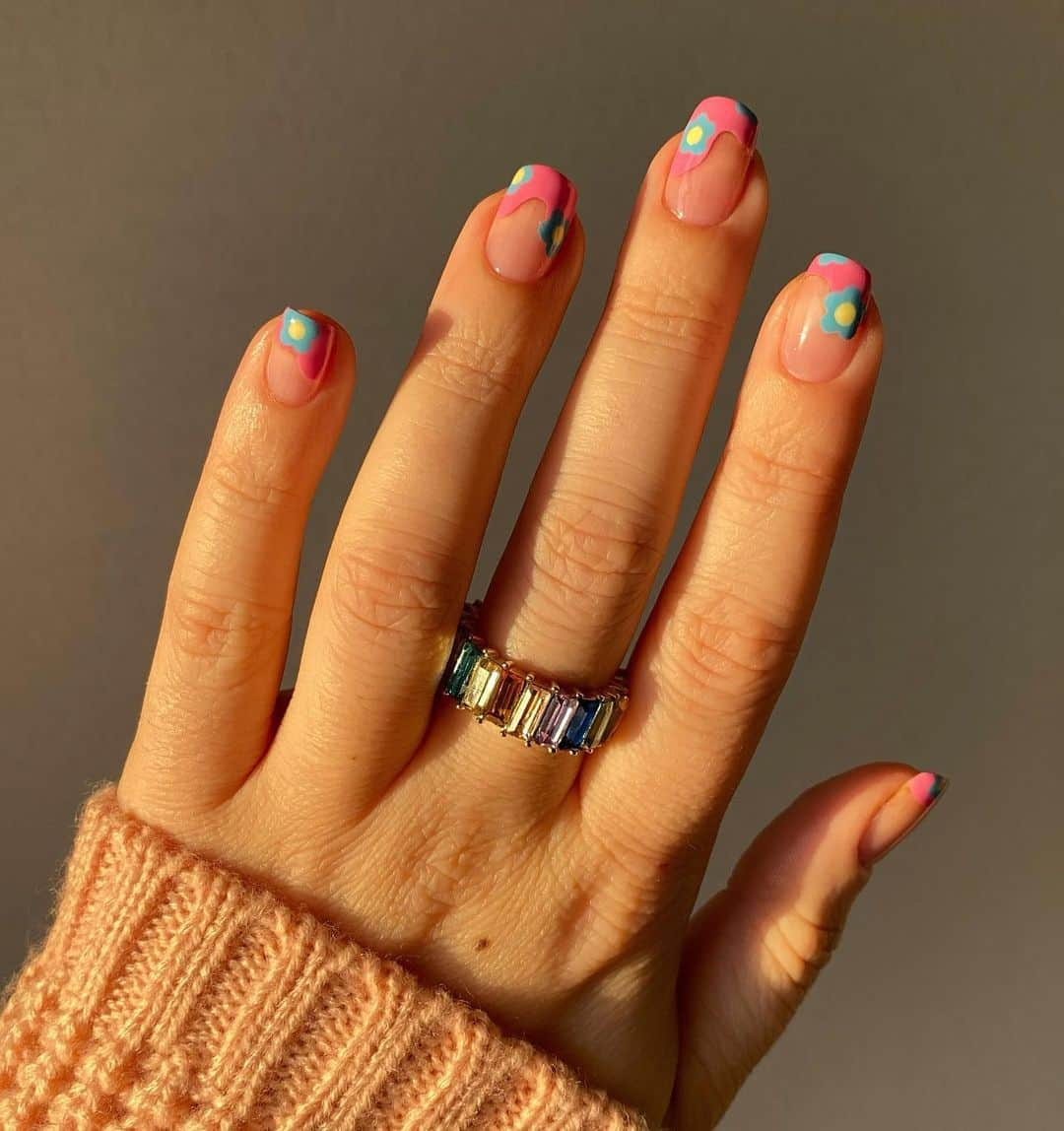 Soniaのインスタグラム：「Anyone else skipping to spring nails?💅 these were inspired by my favorite lewk from @theestallion Cry Baby music video💦🌸✨ although they highkey also remind me of @thehangedit - Rainbow Ring: @elissarobynjewelry」