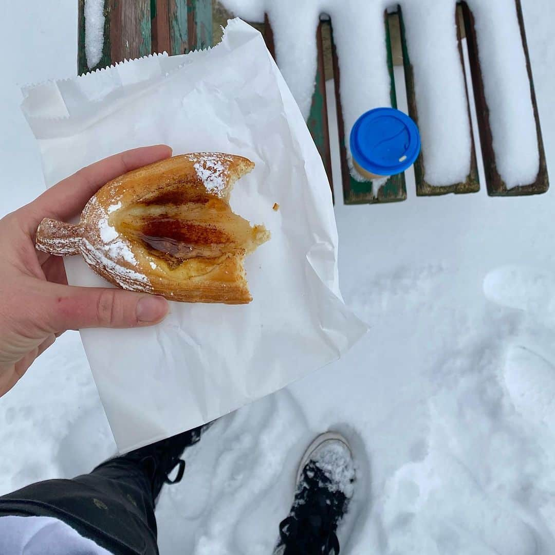 サイモンとマルティナのインスタグラム：「I felt very Canadian as I enjoyed my warm latte and buttery pear tart in the super snowy park. I’ve seen cross-country skiers, tobogganing teens, and a wild jogger casually trotting by in shorts 🇨🇦🤣 Reverse-Cultural-Shock of the day: I’m thrilled with the easy access to garbage cans located all over Toronto! 🗑 If you do takeout in Tokyo, you become BFFs with your coffee cup since it’s gonna be with you all day. Swipe to enjoy several photos of Toronto in all its wintertime glory. Personal favourite, picture number four: chubby squirrel looking unimpressed with the weather situation ⁉️🐿 #torontosnowstorm」