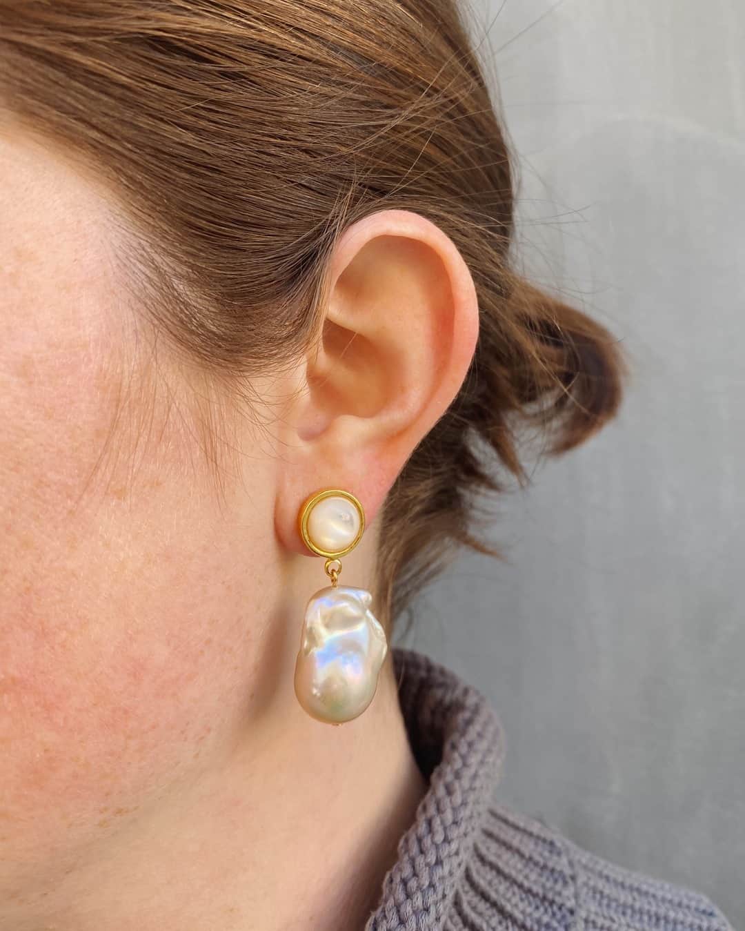 リジー フォルトゥナートのインスタグラム：「This afternoon’s #reallygoodear featuring the Tuxedo Baroque Pearl Earrings ✨🐚」