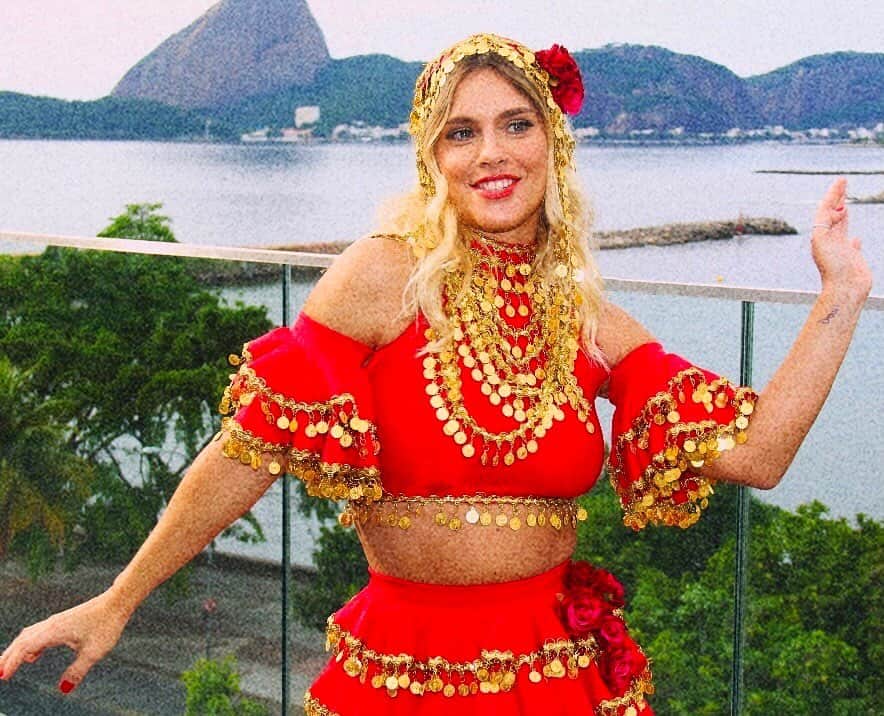 カロライナディークマンのインスタグラム：「eh terça-feira de carnaval  q fala, né? em casa, né? ah, ta... tendi. ⚡️⚡️⚡️⚡️⚡️ #TBTERÇA ⚡️⚡️⚡️」