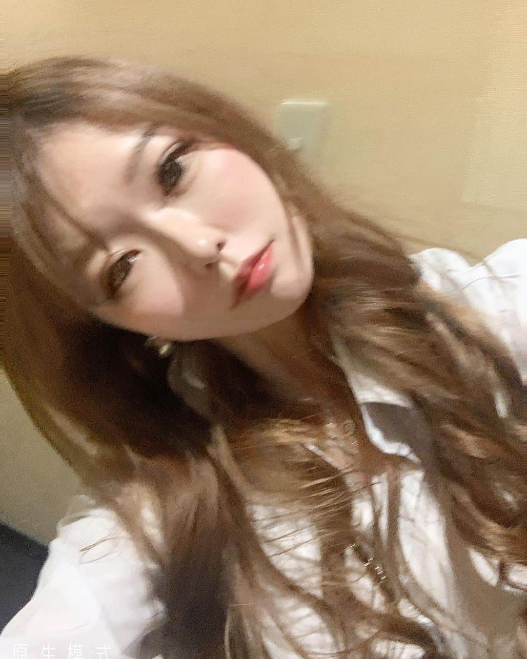 のインスタグラム：「. 酔っぱらいで目の焦点あってない、笑 . 大阪府大阪市中央区東心斎橋2-3-17 パピヨンビルB1F . Club IRIS 愛咲 えれな  . #愛咲えれな #きゃばきゃば #美女と野獣　#キャバ嬢 #iris #キャバクラ #クラブ #ミナミ #北新地 #宗右衛門町 #ポケパラ #指名 #えれな #シャネル #バースデーイベント #シャンパン #アルマンド #踊れるキャバ嬢 #踊れるキャバ嬢といえばえれな #イリス #ホステス #いいね返し #キャバ #ソウメイジャパン #ベルロゼ　#クラブイリス #黒髪ロング #フォロー増やしたい」