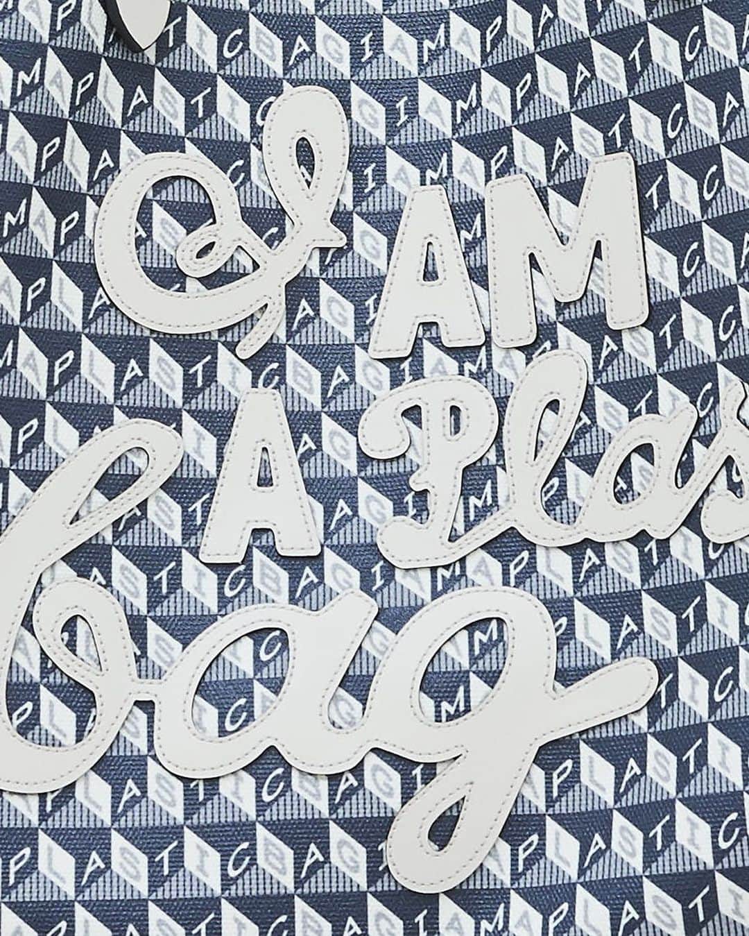 のインスタグラム：「A new addition to our sell-out collection in celebration of the first year of #IAmAPlasticBag. Monochromatic charcoal and chalk for a fresh spring look. Made from 32 plastic bottles and designed to be treasured forever. #AnyaHindmarch」