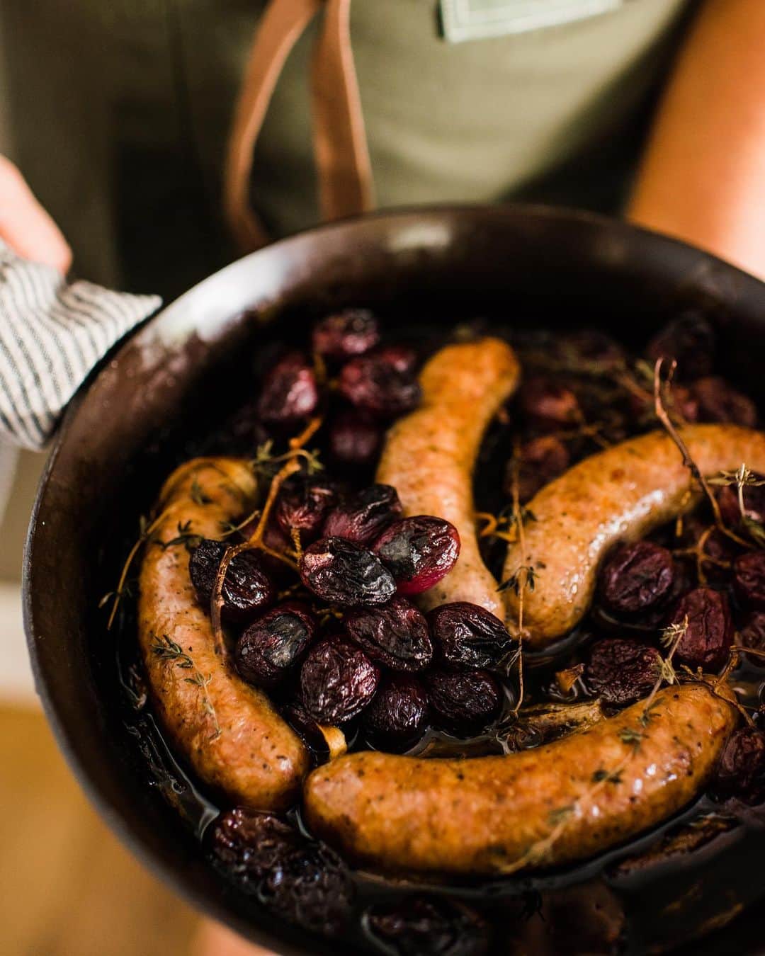 ティファニー・ティーセンのインスタグラム：「You had me at easy. Roasted Italian Sausage with Wilted Grapes.  #weeknightdinner #linkinbio #recipe on the #blog」