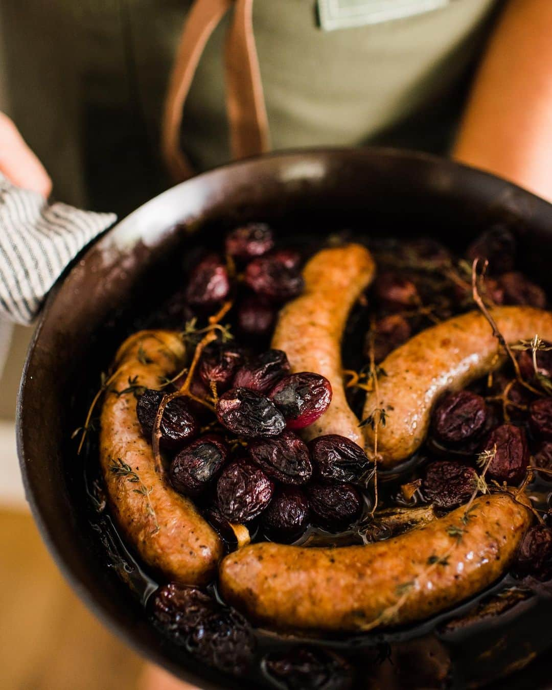 ティファニー・ティーセンさんのインスタグラム写真 - (ティファニー・ティーセンInstagram)「You had me at easy. Roasted Italian Sausage with Wilted Grapes.  #weeknightdinner #linkinbio #recipe on the #blog」2月17日 5時29分 - tiffanithiessen