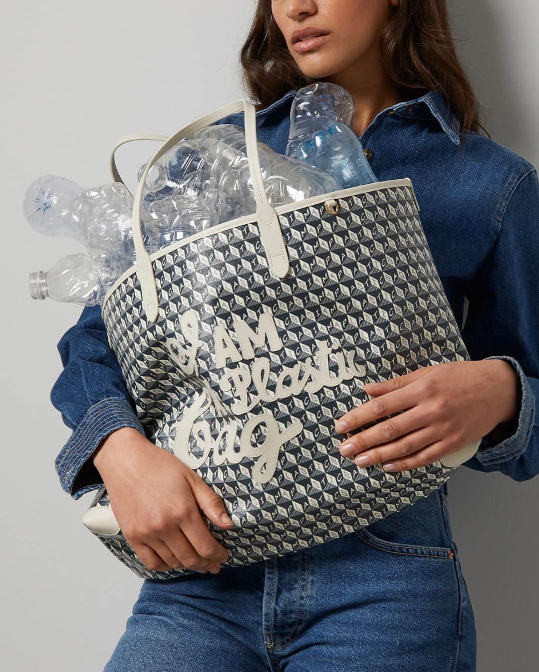 のインスタグラム：「Celebrating waste materials as a resource. New #IAmAPlasticBag colours in celebration of the first anniversary of the project. Live on our website today. #AnyaHindmarch」