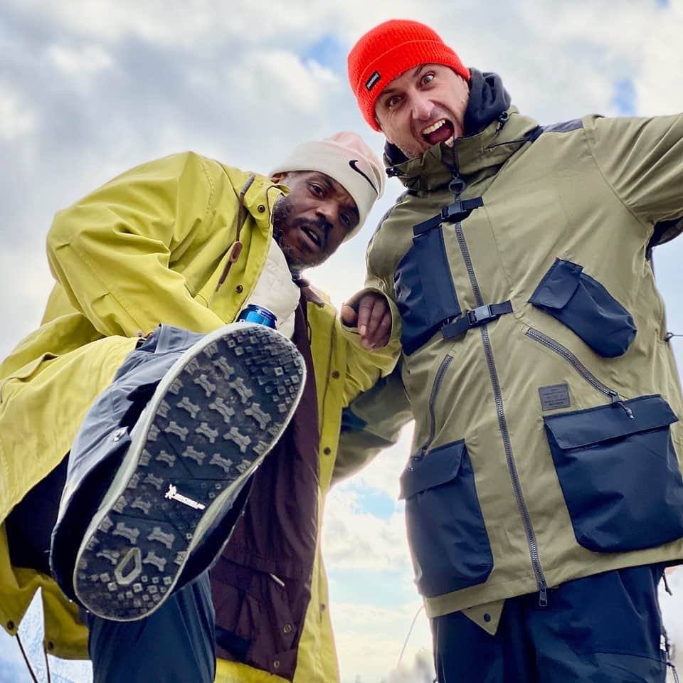 ケン・ブロックのインスタグラム：「I rode some pow with this dude last week: longtime friend, snowboard legend, and first black pro snowboarder, Russell Winfield. The 90’s were a rad time in snowboarding and Russell was right in the mix of it all. He had a big personality and a great style, and we were stoked to have him as a sponsored rider for our Dub outerwear brand back then. And now, he’s back at it with a new pro model board coming out sometime soon! Great riding with you, @MisterWinfield. #legendstatus」