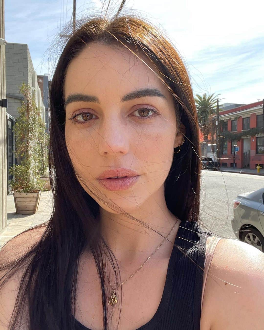 アデレード・ケインのインスタグラム：「Empty streets, cold coffee」