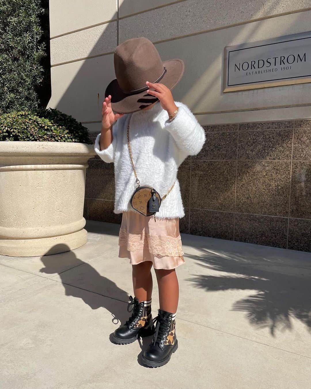 Nordstromさんのインスタグラム写真 - (NordstromInstagram)「*Immediately saves picture for future outfit inspo* Thanks for stopping by True and @khloekardashian!」2月17日 5時52分 - nordstrom