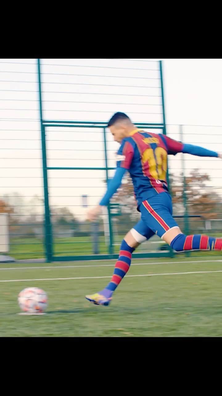 のインスタグラム：「Messi with another pen....we knew where that was going! 🔮🎯  #football #footballskills #footballtricks #ronaldo #messi #mbappe #neymar」