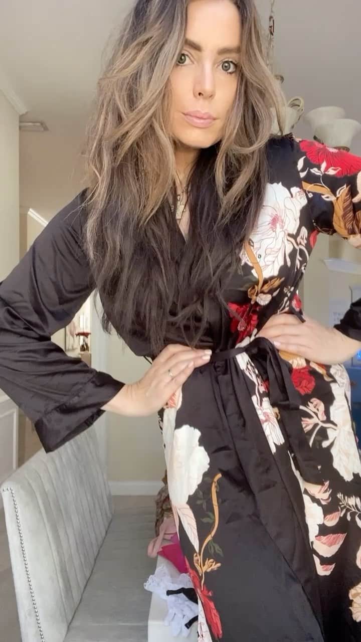 アンナ・ハウスのインスタグラム：「So many runway looks can be easily re-created just by hitting up consignment stores +vintage shops +antique malls and of course #Amazon. I will be including a few links up in my story later on 🦋」