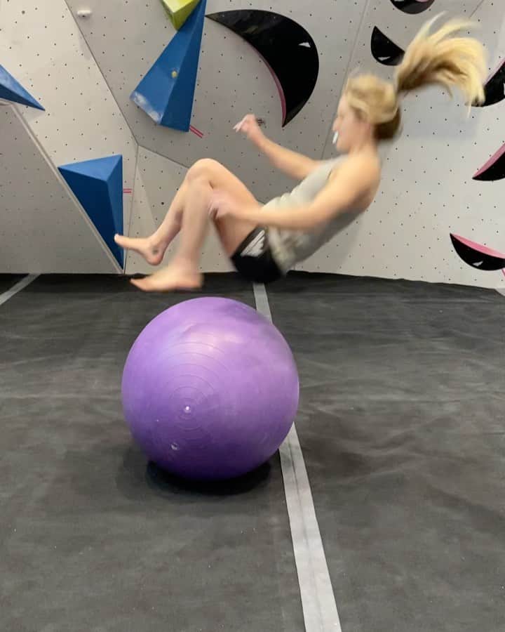 シャウナ・コックジーのインスタグラム：「Training Camp day 1 success!   Learnt this and also did some good speed runs and had an epic boulder session on some MEGA blocs. Psyched for routes tomorrow!」