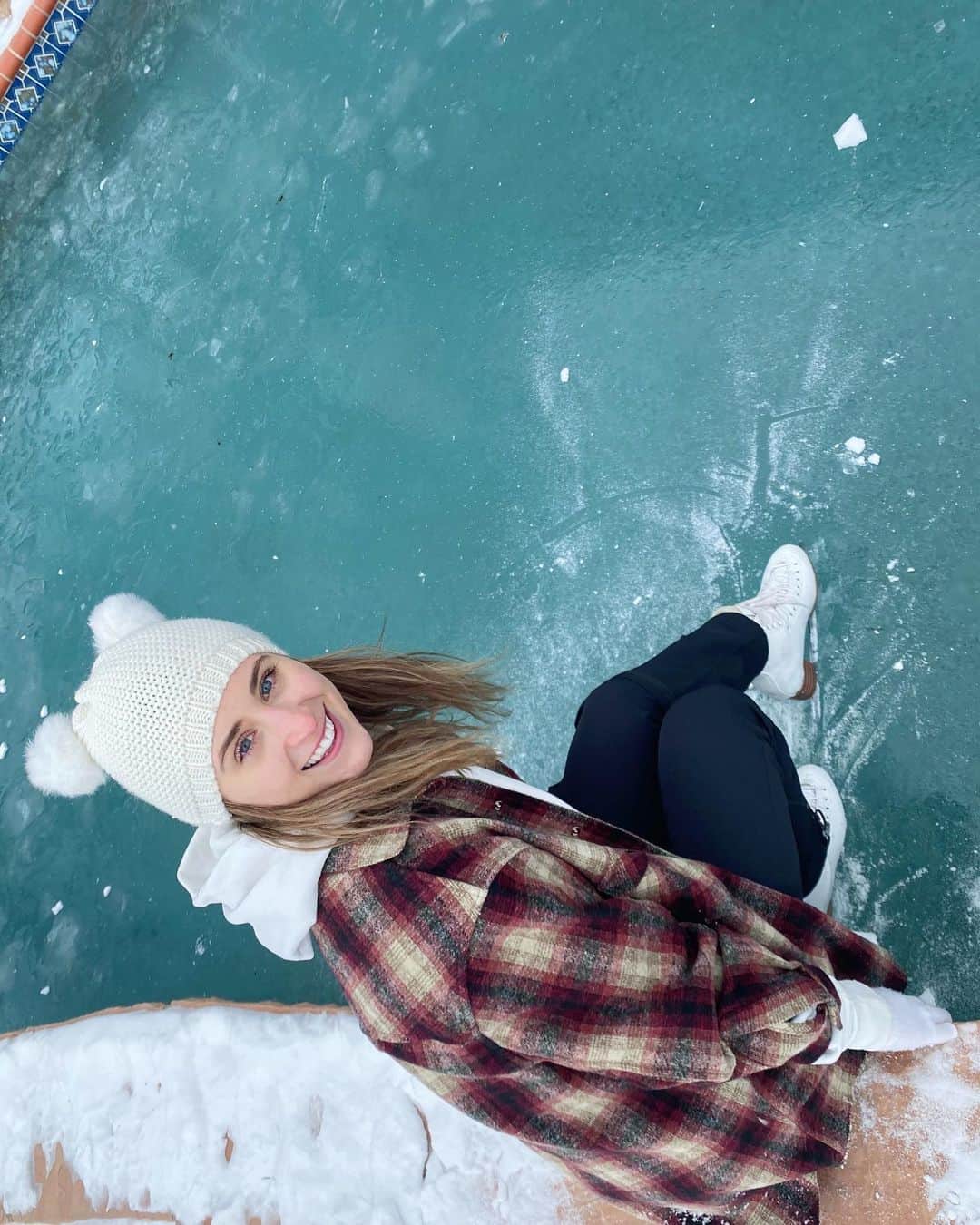 アシュリー・ケインのインスタグラム：「Anyone want to go swimming?!」
