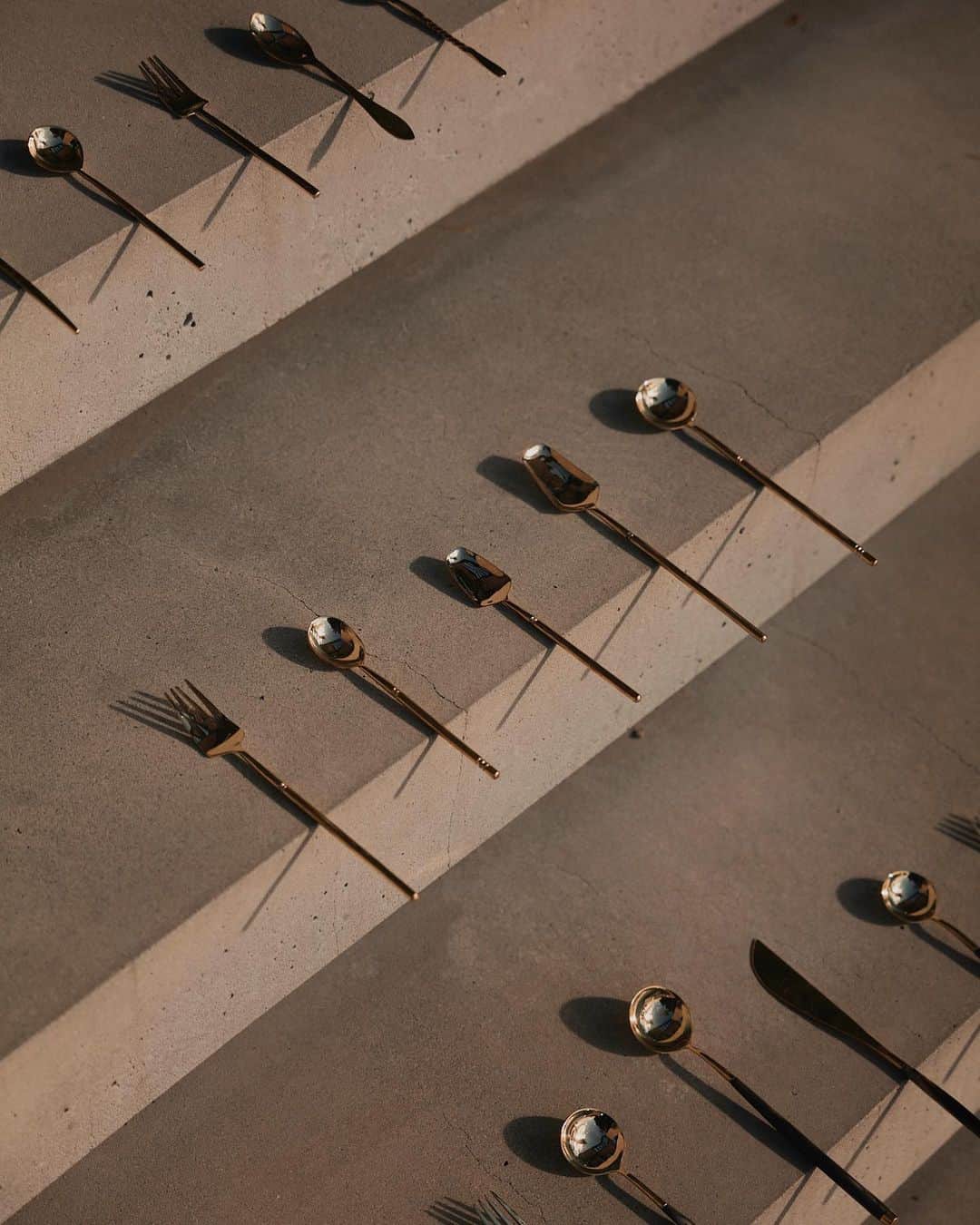 オバッキのインスタグラム：「Our unique hand-forged cutlery sets by Sylvester, our blacksmith partner in Nairobi.  Made from 100% up-cycled brass. Shop our diverse collection via the link in profile.  #upcycleddesigns #flatware #madeinkenya #handforged #designwithpurpose #slowdesign」