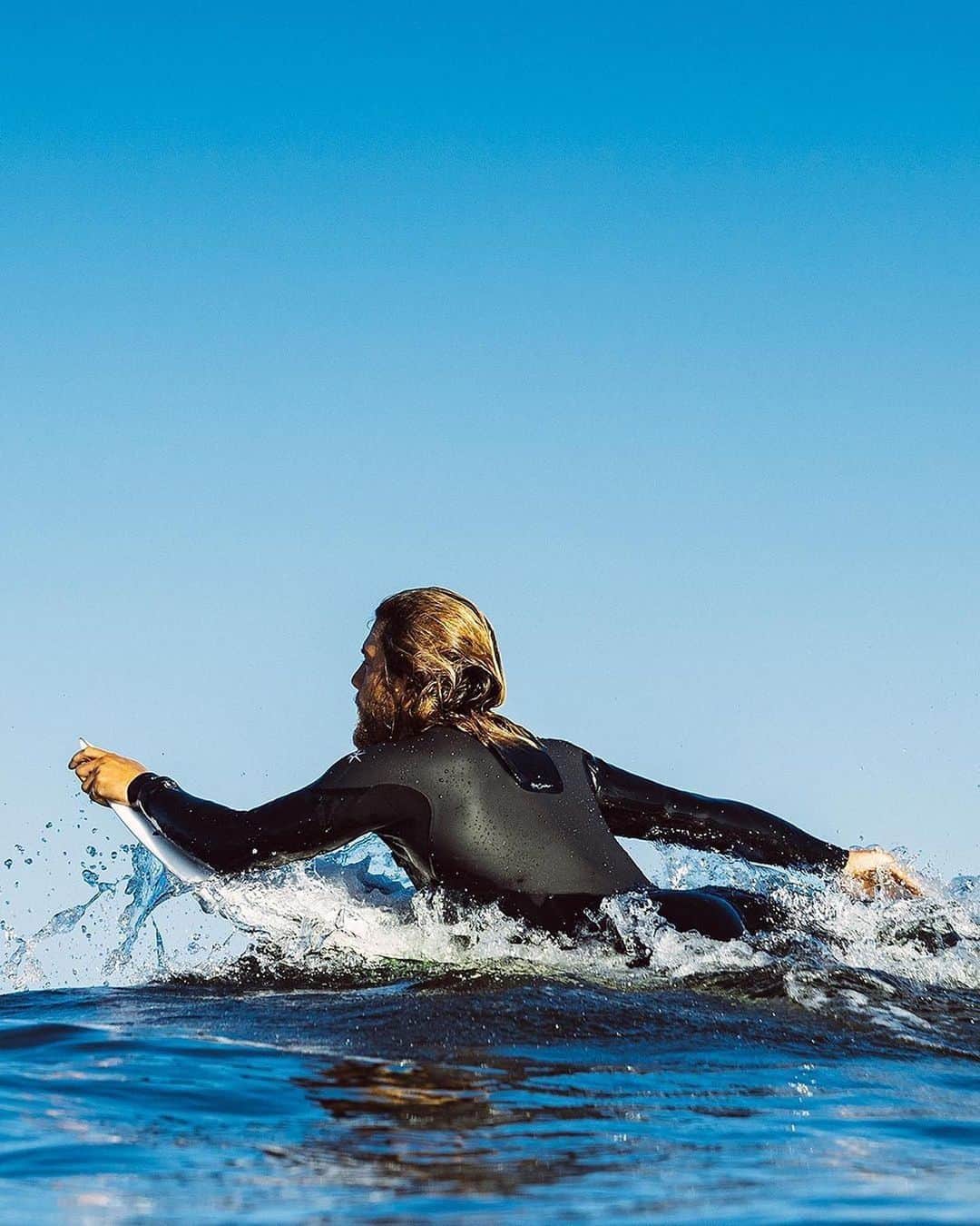 Rip Curl Australiaさんのインスタグラム写真 - (Rip Curl AustraliaInstagram)「Nobody’s safe from a classic @connercoffin hack.⁠⁠ ⁠⁠ Conner disrupting local wildlife in the warmest, most flexible #Flashbomb ever, the new HeatSeeker E6.⁠⁠ ⁠⁠ Swipe and tap to explore.」2月17日 6時02分 - ripcurl_aus