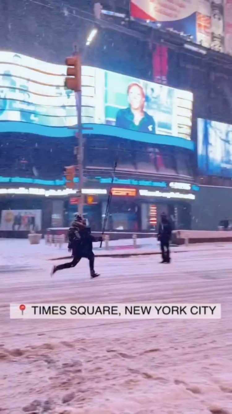 instagoodのインスタグラム：「@jerometraveller POLEice-Sensei getting the “drone” shots of the cop car during the snowstorm in NYC👮🏻‍♂️🚔🚨 For once I had to make them feel like they were the ones being chased 🤣」