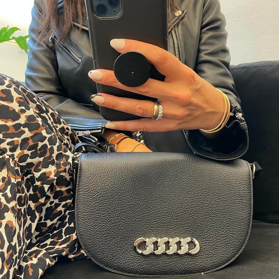 レベッカミンコフのインスタグラム：「Loving both, my #nyfw nail lewk courtesy of @impressmanicure @kissproducts and this new beauty, the Florence bag.」