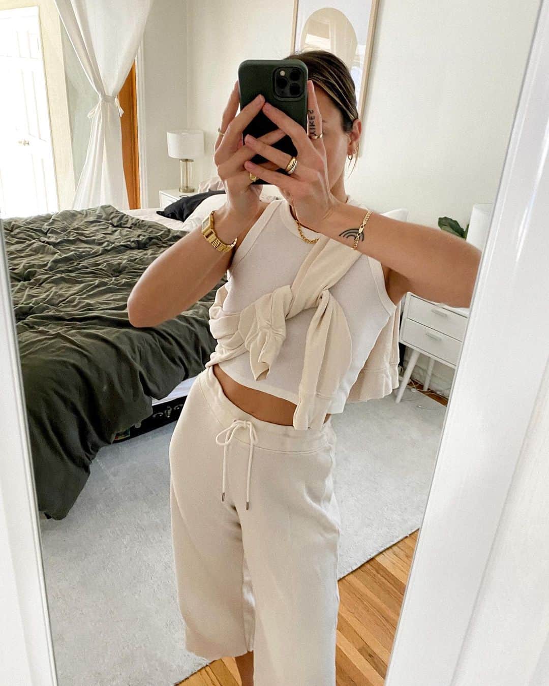Camden Scottさんのインスタグラム写真 - (Camden ScottInstagram)「Oh look I’m in a monochrome lounge set. Groundbreaking. Never been done before. Absolutely unheard of.」2月17日 6時27分 - cammiescott