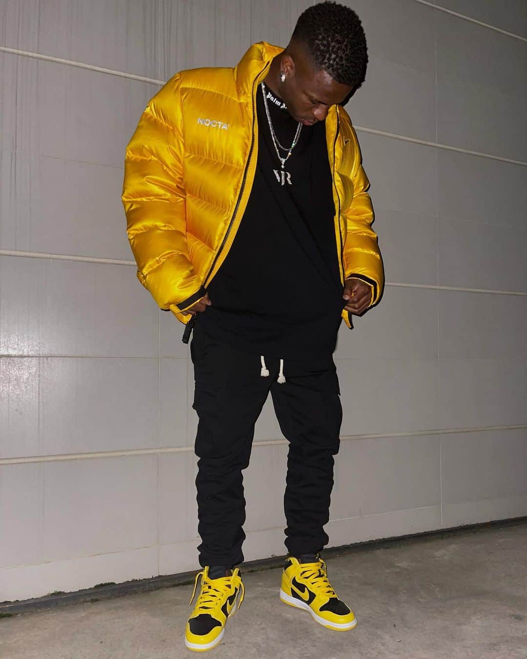 ヴィニシウス・ジュニオールのインスタグラム：「Black yellowwwwww ⚡️✨」