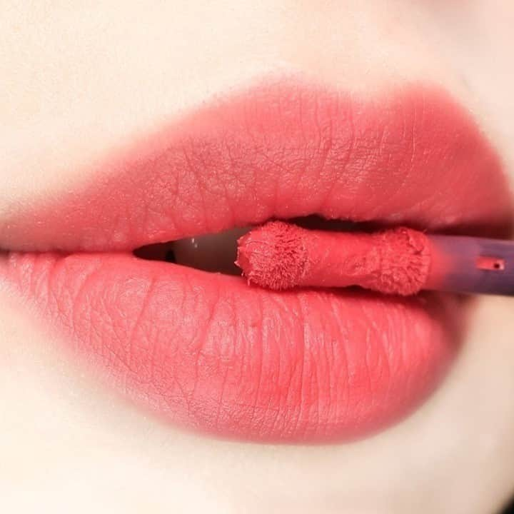 M·A·C Cosmetics BRさんのインスタグラム写真 - (M·A·C Cosmetics BRInstagram)「Uma boca é uma boca! Trate seus lábios com o batom líquido matte que hidrata #PowderKiss.  Além de manter a hidratação por até 10 horas, tem um aplicador em forma de ampulheta que abraça perfeitamente os lábios. 💋💗  Compre já o seu!  Na foto o tom A Little Tamed.   #MACPowderKiss #batomliquido #batom #labios #makeup」2月17日 6時30分 - maccosmeticsbrasil