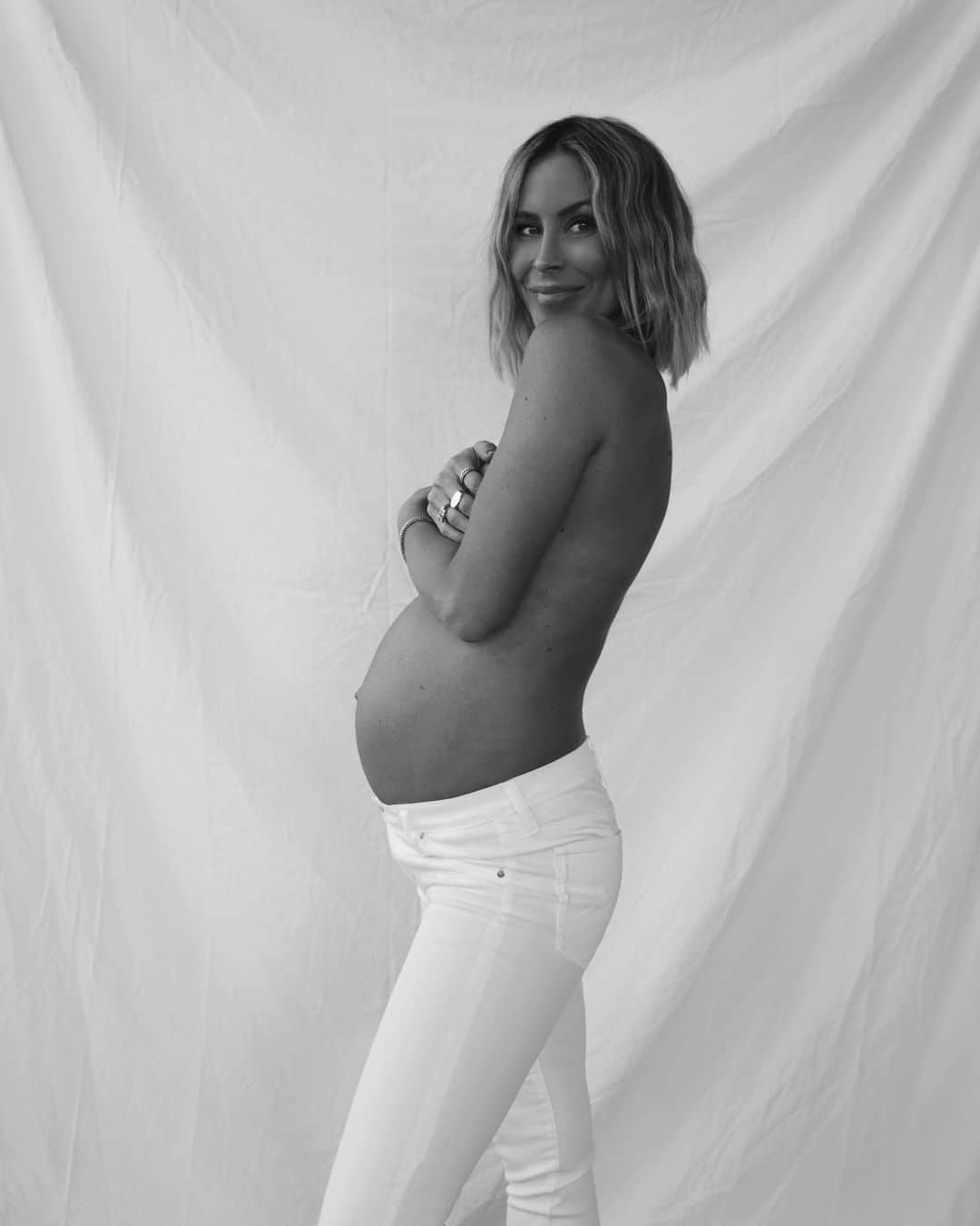 アドリアーノゴールドシュミットのインスタグラム：「Bare the bump. @marylawlesslee wears the Maternity Prima in White // Link in bio to shop her style」