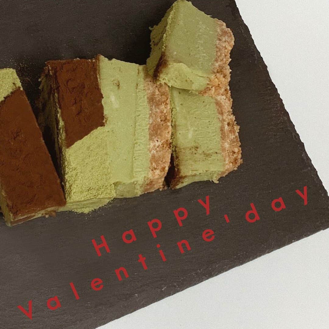 ayacasuのインスタグラム：「* * * Valentine's day💋 抹茶生チョコタルトを作ったよ🍫🫖 ( 息子👶🏻片手で抱っこしながら笑 ストーリーの通りチョコシュークリームは 椎茸化して失敗に終わりました🍄笑 * まぁ食べてくれたからよかったとです👨🏽 足りなかったようで昨日チョコverも作ったよう😂🍫 ホワイトデー楽しみだなぁ😙笑笑 * * * #happyvalentinesday #valentineday #バレンタインデー #生チョコタルト #手作りチョコ #お菓子作り #抹茶スイーツ #おうちカフェ #カフェスタグラム」