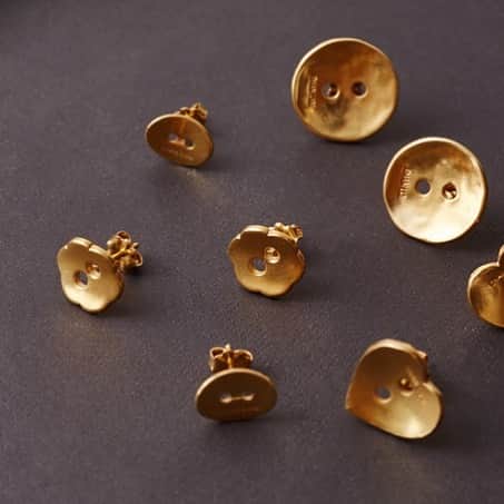 チャンルーのインスタグラム：「All buttoned up 💝Creating new pieces featuring our iconic signature oval button.」